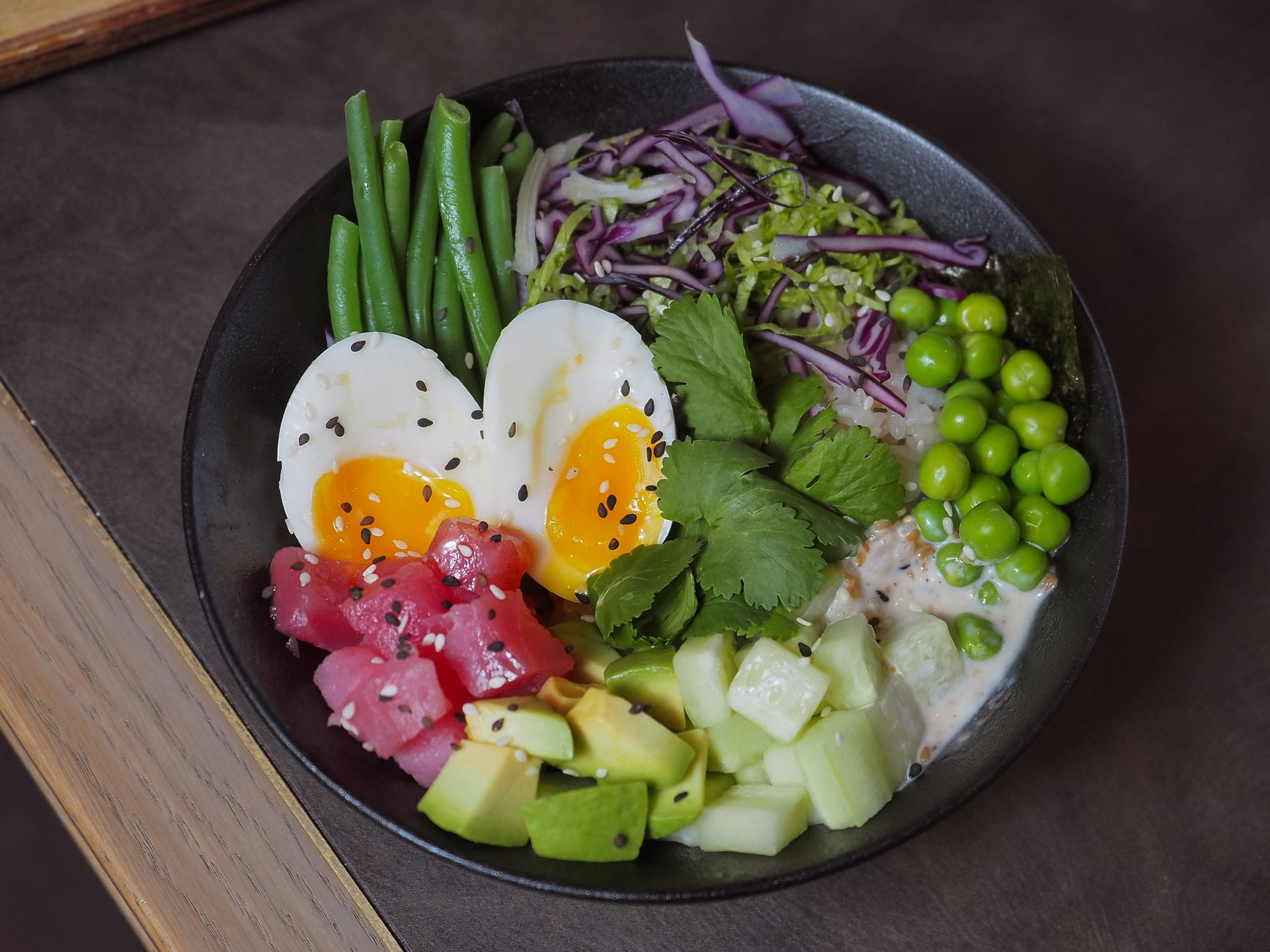 Bunte Poke Bowl mit Eiern, Gemüse und frischem Schnittlauch