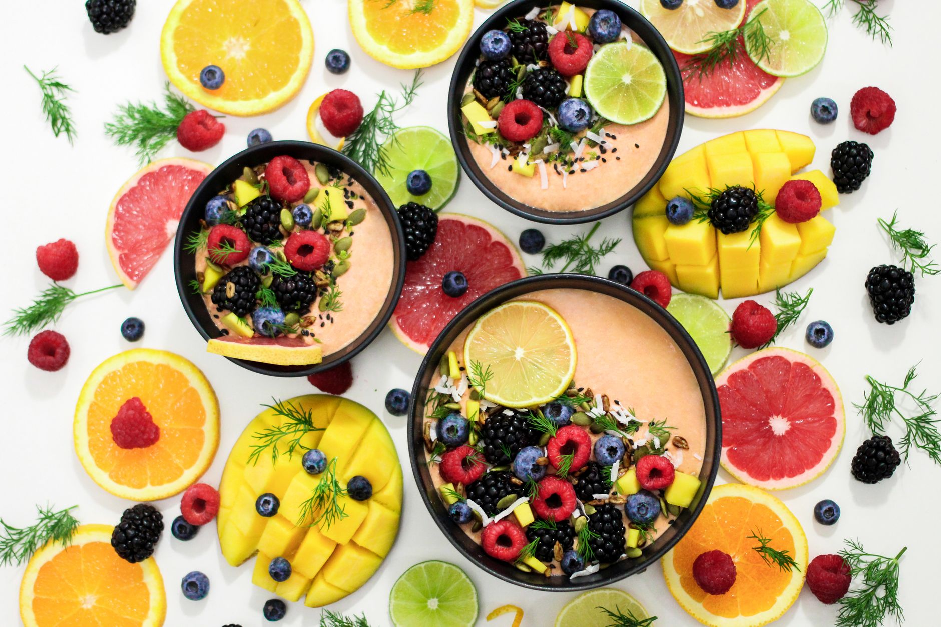 Bunte Schalen mit verschiedenen Früchten und Beeren