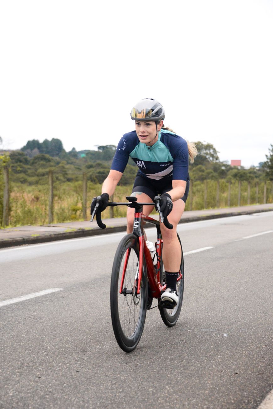 Tabea beim Radsport auf einer offenen Landstraße